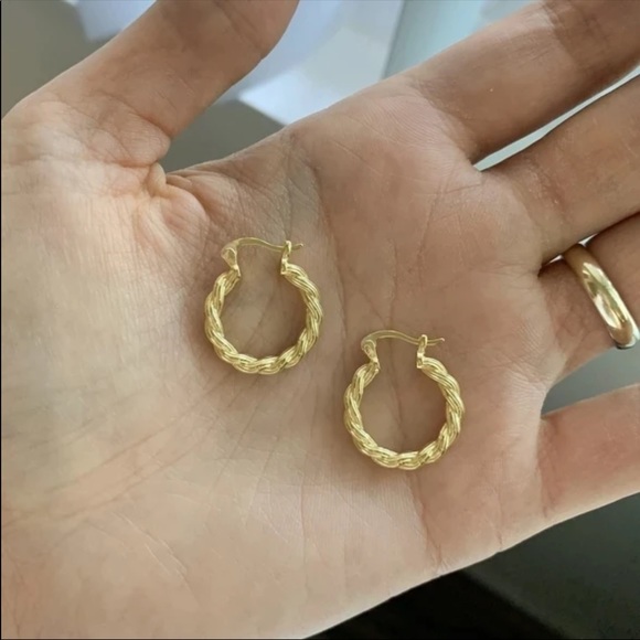 New Gorgeous Yellow Gold Plated Hoop Earrings - Picture 4 of 4